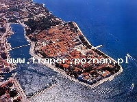 Zadar położony jest w Dalmacji nad Adriatykiem. Pełni funkcje wypoczynkowe i turystyczne. Znany jest nie tylko z zabytków, to tutaj wydrukowano pierwszą chorwacką gazetę i pierwszą powieść. Zadar jest nie tylko idealnym miejscem, z którego można robić wypady na sąsiednie wyspy i wyprawy do parków nardodowych ale sam jest równie atrakcyjny turystycznie, znajdują się tutaj zabytki o 3 tys. letniej historii. Najbardziej znanym zabytkiem przedromańskim jest kościół Sv. Donata. Zadar jest otoczony licznymi parkami narodowymi i parkami przyrody. Od Paklenicy i jeziora Vranskiego w głębi kraju, Telaščice i wysp Kornaty, do znajdujących się niedaleko, wodospadów rzeki Krka, Jezior Plitwickich i Północnego Velebitu. Z pewnością godny polecenia jest rynek warzywny i targ rybny. Region Zadaru to wrota do Dalmacji, witające wszytkich podróżujących z północy nad Adriatyk, to stuletnie gaje oliwne, ponad 200 wysp, z czego tylko 17 jest zamieszkałych. Chorwacja.