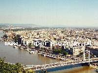 Budapeszt - stolica Węgier, perła Dunaju, miasto uzdrowisko - kurort, Paryż krajów C.K., nazwy te pochodzą od zróżnicowanych stylów budowlanych i kreacji w modzie. Zapraszamy do najpiękniejszej stolicy europejskiej odwiedzanej przez turystów z całego świata dla niepowtarzalnej atmosfery i wielu atrakcji. Niezapomniane wrażenia wywiera znana na całym świecie, wspaniała panorama Budapesztu, piękno urbanistyki, osobliwości architektoniczne i muzealne, bogata kultura oraz kwitnące życie metropolii. Można zobaczyć wiele zabytków i pamiątek historycznych, począwszy od amfiteatru z epoki rzymskiej poprzez średniowieczne z czasów tureckich, a skończywszy na arcydziełach renesansu, baroku oraz neogotyku. Na strudzonych zwiedzaniem czekają zabytkowe winiarnie, regionalne restauracje i cukiernie. W stolicy podobnie jak w wielu innych miejscowościach węgierskich można odpocząć, zażyć kąpieli termalnych, skorzystać z sauny, w zależności od pory roku można wybrać się na kąpielisko na Wyspie Małgorzaty lub na jedno z położonych nad brzegami Dunaju lub w porze chłodnej skorzystać z kąpielisk z basenami krytymi, z rozsuwanym dachem lub odważyć się na kąpiel na świeżym powietrzu (super-b.polecamy), największą atrakcją jest kąpiel przy temperaturze zbliżonej do zera lub znacznie poniżej, do tej pory bez względu na wiek wszyscy odważni przetrwali próbę bez uszczerbku dla zdrowia, wjechać wyciągiem, kolejką zębatą lub po prostu wdrapać się na najwyższe wzgórze Budy. Spędzenie trochę czasu w zabytkowych winiarniach, oryginalnych piwiarniach, w restauracjach regionalnych lub klubach o wielu twarzach i stylach należy do obowiązku każdego turysty odwiedzającego na dłużej lub krócej stolicę Węgier. Kto nie zagłębi się w malownicze uliczki stolicy, nie przeznaczy trochę kieszonkowego na poznanie kolorytu naszych bratanków niech żałuje ! Większość cen węgierskich jest zbliżona do cen obowiązujących w naszym kraju. Podczas pobytu turyści mają wiele możliwości poznania pięknego miasta z jego wspaniałymi zabytkami, kafejkami z epoki, restauracjami kuchni węgierskiej i narodowych kuchni z całego świata, sklepami z artykułami węgierskimi i powszechnie znanych firm z atrakcyjnymi towarami przeznaczonymi również dla posiadaczy grubszych portfeli. Jedną z największych atrakcji jest Sylwester w Budapeszcie zawsze obchodzony bardzo hucznie, a także sierpniowe wyścigi Formuły 1 na Hungaroringu. Polecamy też wspaniałe muzea z bardzo ciekawymi zbiorami. Możliwość zakwaterowania w hotelach od turystycznych jedno do pięciogwiazdkowych. Węgry