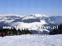 Szpindlerowy Młyn to najpiękniejsza i najpopularniejsza stacja narciarska w Czechach, otrzymała najwyższą sześciogwiazdkową kategorię Premium. Do dzisiaj został zachowany charakter górskiego miasteczka położonego w górskiej kotlinie na wysokości 718 m n.p.m. pomiędzy najwyższymi szczytami Karkonoszy. Wokół znajdują się wspaniałe tereny narciarskie dla narciarzy i snowboardzistów o każdym stopniu zaawansowania. Czeka na nich pięć wyciągów krzesełkowych wieloosobowych i 15 wyciągów orczykowych, ok. 30 km tras narciarskich głównie nazboczach Medvedina 1235 m n.p.m., Sv.Petra/Plan 1198 m n.p.m. i na zboczu Stoh 1315 m n.p.m. i w Hornych Misećkach, 3 Snowparki dla snowboardzistów z wyciągiem na Misećkach i U-rampą na Piotrze, trzeci na Hromovce. Na Medvedinie i Piotrze znajdziemy trasy we wszystkich kolorach trudności dla narciarzy o wszystkich poziomach zaawansowania, Misećki są świetnym terenem dla początkujących i pozostałych miłośników białego szaleństwa, natomiast Stoh polecany jest conajmniej średnio zaawansowanym narciarzom. Specyficzny mikroklimat zapewnia dobre warunki śniegowe przez całą zimę, a stale utrzymywane trasy narciarskie zapewniają doskonały komfort zjazdów. Dodatkowo działa system sztucznego naśnieżania i wszystkie trasy zjazdowe mogą być dosnieżane. Oprócz tras zjazdowych znajduje się tutaj długa trasa saneczkowa, 85 km tras dla narciarzy turystów i szlaki dla turystyki pieszej. W trakcie jazdy należy zrobić sobie przerwę w jednym z wielu barków lub restauracji bezpośrednio na stoku, a po nartach można udać się do jednej z 50 restauracji, 17 dyskotek, do Aquaparku lub na basen, kort tenisowy lub kręgle. Dodatkowe atrakcje Szpindlerowego Młyna to przejaźdżki saniami ciągniętymi przez konie i snow tubing. W Szpindlerowym Młynie znajdziemy zdecydowanie lepsze warunki narciarskie niż w Polskich Karkonoszach, a i śniegu więcej pada po czeskiej stronie ! Dla narciarzy zostały przygotowane dzienne parkingi, na których parkowanie samochodów osobowych jest za darmo.