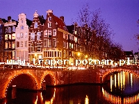 Amsterdam to miasto jest światową metropolią sztuki, kultury, mody i designu. Położony jest pośród setek kanałów. Amsterdam ma tradycję miasta tolerancji. Szczególnie polecane są muzea: Rijksmuseum oraz Muzeum Van Gogha.