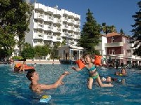 Hotel Sun Resort Hunguest **** w Herceg Novi, Czarnogóra. Panujący tutaj klimat, gdzie liczba dni słonecznych waha sie około 200 rocznie przy średniej rocznej temperaturze 17 C ( styczeń 10 C, lipiec 26 C), sprzyja wypoczynkowi w komfortowych warunkach. Budynki hotelowe położone są wśród bujnej śródziemnomorskiej roślinności, pośród palm, bananowców i oleandrów. Pokoje w nowo oddanym kompleksie wyposażono w klimatyzacje i łazienki. Do dyspozycji gości jest prywatna utwardzona plaża z leżankami, boiska sportowe, baseny i wellness centrum. Kryształowo czysta woda sprzyja wszelkim sportom wodnym, a najbardziej kąpielom i nurkowaniu.