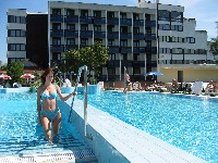 Hotel Victoria *** w Hajduszoboszlo, posiada własne kapielisko i jest położony w strefie wypoczynkowej w Hajduszoboszlo, niedaleko centrum miejscowości. Węgry