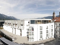 Hotel Grauer Bar **** w Innsbrucku to flagowy hotel grupy Stiebleichinger w Austrii. W tym hotelu zatrzymują się goście przyjeżdżający na wypoczynek zimowy, turyści korzystają z pobytu z posiłkami i karnetem narciarskim oraz klienci biznesowi i grupy incentive przez cały rok. Hotel ma świetną lokalizację obok historycznej Starówki i ok. 200 m od stacji NORDPARK. Hotel Grauer Bar posiada tradycyjną fasadę z 1870 roku. Pokoje: 196 pokoji wyposażonych w łazienkę albo prysznic i w wc, a także suszarkę do włosów, mini bar, TV satelitarna, radio, telefon, pokojowy sejf oraz w łącza internetowe (W-LAN), pokoje częściowo z widokiem na góry. Restauracje: À-la-Carte- weranada zimowa, bar hotelowy. Wellness: Pływalnia-Basen, sauna, łażnia parowa, pomieszczenie ma odpoczynek oraz taras na świeżym powietrzu, solarium, masaże odpłatne, prysznic z „wiadra po saunie\