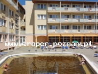 Hotel Thermal Hungarospa ***+ superior w Hajduszoboszlo z basenami termalnymi jest położony w uzdrowiskowej dzielnicy miasta Hajdúszoboszló, na terenie największego w Europie kompleksu kąpieliskowego Hungarospa. Z Hotelu Thermal Hungarospa bezpośrednie przejście prowadzi do pięknego, 30-hektarowego parku, na którym rozciąga się kąpielisko Hungarospa otwarte, wśród zieleni z wieloma basenami i stawem. Goście hotelowi uprawnieni są do wielokrotnego bezpłatnego korzystania z usług kompleksu kąpieliskowego: od 1 maja do 30 września mają do dyspozycji 13 basenów na świeżym powietrzu w tym plażę śródziemnomorską oraz za dopłatą Aquapark. Przez cały rok mogą korzystać z krytych basenów leczniczych, sportowej pływalni i Parku Wodnego Aqua Palace. Hungarospa Thermal Hotel dysponuje własnym działem leczniczym oraz basenami z wodą termalną, z których cztery są zadaszone, a jeden odkryty. Hotelowy dział medyczny, stosując najnowocześniejsze metody terapeutyczne i oferując ponad 40 różnych zabiegów, zapewnia kompleksowe lecznictwo. Woda termalna wywiera pozytywne działanie głównie na choroby reumatyczne, układu lokomocyjnego, ginekologiczne i niektóre schorzenia dermatologiczne. Nie jest polecana w przypadkach wysokiego ciśnienia, niewydolności krążenia, chorób nowotworowych i ciąży. Poza zabiegami leczniczymi do dyspozycji gości jest sauna, solarium i inne świadczenia kąpieliskowe. Hotel Thermal Hungarospa superior *** dysponuje 113 pokojami dwuosobowymi, trzyosobowymi i pokojami rodzinnymi oraz apartamentem, z których każdy wyposażony jest w łazienkę, telewizor kolorowy i telefon oraz restauracją na 188 miejsc i salą konferencyjną na 120 osób. Restauracja hotelowa serwuje śniadania i obiadokolacje bufetowe czyli zwane inaczej szwedzkim stołem, na którym znajdują się zakąski zimne, zupa, danie główne z dodatkami, surówki i sałatki, deser oraz butelkowana woda mineralna. Obok Hungarospa Thermal Hotelu znajduje się centrum sportowe z kilkoma boiskami, goście mogą korzystać z boiska do siatkówki plażowej, piłki nożnej plażowej, tenisa kopanego, streetball, 2 stołów do ping-ponga, natomiast odpłatne jest korzystanie z kortów tenisowych i boisk pod namiotem sportowym. Węgry.