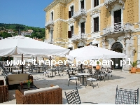 Hotel Opatija na Istrii w Chorwacji, w miejscowości Opatija, położony jest blisko morza i kilka kroków o słynnej promenady cesarza Franciszka Józefa, oferuje zakwaterowanie w pokojach z łazienką od strony morza lub parku. Budynek Hotelu Opatija i jego otoczenie przeniosą nas do epoki Habsburgów. Hotel Opatija został zbudowany w stylu rezydencji cesarsko królewskiej. W Hotelu Opatija znajduje się podgrzewany basen z morską wodą i restauracja w stylu epoki oraz sale konferencyjne. Restauracja serwuje dania kuchni regionalnej, kuchni domowej i dania kuchni międzynarowej. Codziennie serwowane są śniadania i obiadokolacje w formie szwedzkiego stołu, szeroki wybór sałatek, zup, dań głównych i deserów, a czasami nawet dania oparte na truflach. Elegancka atmosfera, smaczna kuchnia i wyśmienite wina czekają na gości. Przyjedź do Hotelu Opatija i sprawdź czy Cysorz miał klawe życie. Na uczestników konferencji w Hotelu Opatija czeka 400 miejsc w restauracji i 100 miejsc na tarasie letnim. Obok hotelu można skorzystać z kortu tenisowego. Plaża bisko hotelu. Hotel Opatija czeka na gości przez cały rok.