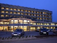 Hotel Eger Park **** w Eger, północne Węgry. Nowoczesny czterogwiazdkowy Hotel Eger Park oferuje zakwaterowanie w 2 budynkach, w Hotelu Eger lub starszym z patyną Hotelu Park, w pokojach z łazienką, posiada bogatą ofertę spa i wellness, baseny pływacki, z atrakcjami i otwieranym dachem, jacuzzi, strefę saun typu fińskiego, parowa, bio, infra i światłoterapia oraz kombi, grota solna i studnia lodowa. Fitness na tarasie, natomiast pod dachem piłkarzyki, ping-pong i bilard. Pokój zabaw dla dzieci i animacje. Restauracja hotelowa serwuje w ramach szwedzkiego stołu lub menu w zaleności od terminu pobytu wyszukane potrawy kuchni wegierskiej i międzynarodowej. Hotel Eger Park jest z położony w śródmieściu i blisko kąpieliska  miejskiego, 500 m od historycznego centrum Egeru, placu Dobó (Dobó tér), obok teatru Gárdonyi Géza Színház. Hotel Park w stylu barokowym z początku wieku, był pierwszym hotelem Egeru. Na początku lat 80 powstał Hotel Eger, który następnie, po całkowitej renowacji i przebudowaniu został najbardziej cenionym hotelem konferencyjno-wellness północnych Węgier. Wszyscy goście cenią bogatą paletę świadczeń wellness i spa, wspaniałą kuchnię oraz wyjątkowe położenie hotelu, z którego pieszo można dojść do najważniejszych atrakcji miasta, muzeów, punktów rozrywki, restauracji. Amatorzy sportu jak i szukający wypoczynku znajdą to wszystko w Ogrodzie Biskupim (Ersékkert), największym parku Egeru. Bezpośrednio obok parku znajduje się słynna plaża miejska oraz kąpielisko z wodą leczniczą - Török fürdő.
