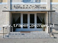 Hotel Nefelejcs *** superior w Mezokovesd, Węgry. Hotel Nefelejcs (Hotel Niezapominajka) znajduje się na terenie wypoczynkowym Zsóry-Mezőkövesd, w odległości 150 metrów od kąpieliska rekreacyjno-leczniczego. Na gości czekają 2, 3, 4-osobowe klimatyzowane duże pokoje z łazienką, suszarką z wygodnymi łóżkami z zdrowotnymi materacami, telefonem,  TVSAT, minibarkiem, z bezprzewodowym internetem - wi-fi. Restauracja hotelowa serwuje dania kuchni węgierskiej i europejskiem oraz specjalne posiłki dietetyczne. Wnętrze hotelu jest pełne elegancji i harmonii, zostało tak zaprojektowane, by maksymalnie odpowiadać wymaganiom i potrzebom gości. Jest to idealne miejsce na spędzenie spokojnego urlopu z rodziną lub przyjaciółmi, a także na zorganizowanie spotkań firmowych i imprez okolicznościowych. Dla zwiększenia wygody i komfortu gości, między piętrami a parterem jest możliwość poruszania się windą. Sposób urządzenia i wielkość pokoi pozwala wygodnie i miło spędzić nawet wiele tygodni. Hotel jest dostosowany do urządzania różnego typu meetingów, imprez rodzinnych oraz firmowych, treningów, konferencji. Potrzebującym wyciszenia, relaksu i poprawienia swego samopoczucia i zdrowia polecamy skorzystać z sauny, jacuzzi, solarium czy profesjonalnie wykonanego masażu.