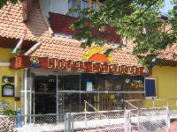 Hotel Napsugar *** w Hajduszoboszló, Węgry. Kameralny hotel znajduje się w centrum Hajdúszoboszló i niedaleko kąpieliska miejskiego i basenów termalnych.