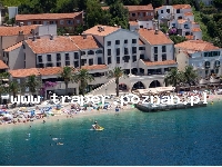 Hotel Podgorka jest położony w centrum Podgory w Chorwacji, bezpośrednio przy plaży. W hotelu działa restauracja bufetowa, restauracja A la carte Restoran Riva i Coctail Bar. Hotelowe wi-fi i sejf są płatne dodatkowo. W pobliżu hotelu znajdują się korty tenisowe i wypożyczalnia sprzętu wodnego.