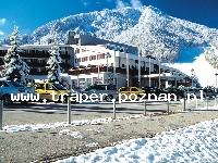 Hotel Larix położony jest blisko centrum miasta, za hotelem rozciąga się przepiękny widok na Alpy Julijskie. Kranjska Gora, Słowenia.