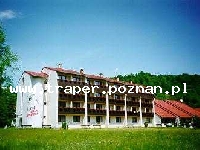 Hotel Biela Medvedica w Bystrej znajduje się na skraju Parku Narodowego Niżne Tatry - po jego południowej stronie. Administracyjnie należy do wioski Bystra. Bezpośrednio za hotelem w stronę gór znajdują się: w odległości ok. 2 km centrum narciarstwa zjazdowego Tale, oraz nieco dalej, w odległości 8 km znany ośrodek narciarski Chopok (2025 m). Hotel Hotel Biela Medvedica oferuje możliwość zakwaterowania w 33 pokojach (120 łóżek w pokojach 2, 3 i 4-osobowych) i 2 apartamentach. Wszystkie pokoje są wyposażone w węzły sanitarne (prysznice+WC), obszerne loggie zwrócone na południe. Apartamenty posiadają łazienki z wannami i bidetami. W pokojach są odbiorniki TV+SAT. W części restauracyjnej znajduje się 156 miejsc oraz apperitiv bar. Dodatkowo hotel posiada letni taras z 40 miejscami, 3 sale kongresowe na 20, 40 i 80 osób, saunę, fitness, wypożyczalnie sprzętu sportowego, bilard, stół do gry w ping-ponga. Goście mają także do dyspozycji dwa boiska do gry w siatkówkę, kort tenisowy, plac zabaw dla dzieci. Przygotowane jest miejsce na ognisko - wraz z ławkami oraz grill. W odległości 15 min. pieszo znajduje się godna zwiedzenia Jaskinia Bystrianska, w której prowadzona jest speleologia dla chorych na astmę. W odległości 2 km na farmie Ajax można skorzystać jazdy konnej. W odległości 10 m. od hotelu znajduje się basen. Pole golfowe (18 dołków) - 2 km od hotelu. Najbliższy wyciąg narciarski długości 800 m. jest w odległości 80 m. Dużą atrakcja turystyczną jest górska kolejka wąskotorowa w Rudawy Słowackie na trasie Hronec - Cierny Balog - Dobrocsky Prales. Największą atrakcją są jednak wspaniałe góry Niżne Tatry, których pięknem można cieszyć się przez cały rok ! Słowacja
Dojazd do obiektu z Polski
Najbliższe przejście graniczne Łysa Polana, Trstena
Dojazd autobusem z Dolny Kubin - Brezno - Bystra,
Poprad - Brezno - Bystra
Dojazd pociągiem do Kraków - Banska Bystrica - Brezno - Bystra
Najbliższy dworzec kolejowy Podbrezova
Informacje praktyczne
Ciekawe miejsca w okolicy
Szlaki turystyczne    wszędzie wokół, Dumbier, Chopok    8 kmOśrodki narciarskie    Tale, Myto, Bystra jaskyna, Certovica    1,5; 1,5; 1; 12 kmKąpieliska termalne    Liptovsky Jan, Besenova    40; 60 kmBaseny, kąpieliska    w pobliżu    710 m.Zamki, grody    Slovenska Lupca, Oravsky Podzamok, Betliar - Krasna Horka, Sv. Anton, Zvolen    30; 65; 70; 80; 63 kmJaskinie    Bystrianska Jaskyna, Demanova    1; 55 kmPamiątki kulturalne    Muzeum Brezno    13 kmInne    kolejka wąskotorowa Cierny Balog - Dobrocsky prales    8 km