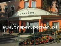 Hotel Sport *** w Zalakaros na Węgrzech jest położony w centrum miejscowości, blisko kąpieliska termalnego z wodami leczniczymi. Budynek 2 piętrowy z ładnym widokiem na okolicę. Wszystkie pokoje z balkonami, posiadaj łazienkę i wc, wyposażone zostały w TVC, telefon i minibarek. Dla gości hotelowych jest restauracja i boiska sportowe.