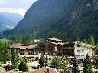 Hunguest Hotel Heiligenblut **** w Heiligenblut, Austria. Hotel otaczają majestatyczne szczyty o wysokości ponad 3000 metrów. Hunguest Hotel Heiligenblut znajduje się na wysokości 1300 m n.p.m., na obszarze Parku Narodowego Hohe Tauern, który zaliczany jest do najpiękniejszych zakątków Alp. Czterogwiazdkowy Hunguest Hotel Heiligenblut mieści się w przytulnej i komfortowej rezydencji, która znajduje się u stóp szczytu Grossglockner, najwyższej góry w Austrii. Na najmłodszych Gości czeka klub dziecięcy, niewielkie zoo i plac zabaw. Miłośnikom aktywnego trybu życia polecamy trzy korty tenisowe oraz jeden kort do gry w squasha. Ponadto hotel przygotował dla Państwa specjalne programy rozrywkowe, takie jak wycieczki z przewodnikiem, spływy kajakiem i pontonem, poszukiwanie złota oraz wiele innych.
 