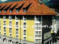 Hotel Alpinpark **** w Innsbrucku kameralny i rodzinny, jest położony około 15 min. pieszo od Starego Miasta. Hotel Alpinpark jest ceniony ze względu na spokojną dzielnicę i lokalizację oraz wyśmienitą kuchnię. Austria. Pokoje: 87 pokoji, wyposażone w łazienkę albo prysznic i wc, suszarka do włosów, mini bar, Tv satelitarna, telefon, radio, sejf pokojowy, pokoje częściowo z widokiem na góry, winda i łącza internetowe. Restauracja hotelowa: À-la-Carte, hotelowa kawiarnia z kominkiem. Wellness: jacuzzi, sauna, łażnia parowa, pomieszczenie służące odpoczynkowi, tepidarium z łóżkami wodnymi. Parking i garaże hotelowe, Pomieszczenie na sprzęt narciarski. Bezpłatny skibus z przed hotelu w sezonie zimowym. Pływalnia i centrum handlowe znajdują się w pobliżu hotelu.