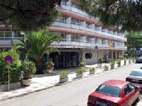 Hotel Monterrey *** w Platja d Aro, Hiszpania. Hotel położony jest w odległości krótkiego spaceru od przepięknych plaż w Platja d’Aro w spokojnej dzielnicy mieszkalnej na terenie czarującego katalońskiego kurortu wypoczynkowego. Hotel Monterrey idealnie nadaje się na spokojny wypoczynek na plaży na wybrzeżu Costa Brava. Piaszczysta plaża oddalona jest od hotelu o 75 metrów.