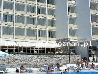 Hotel Adria *** w Biograd na Moru, w Chorwacji, Dalmacja. Część pokoi posiada standard ****. Hotel Adria w sezonie działa jako all inclusive.
 