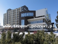 Hotel SATEL *** w Popradzie oferuje noclegi bezpośrednio w centrum turystycznym miasta Poprad - region Tatr Wysokich (Vysoké Tatry), Słowacja. Hotel dysponuje w sumie 260 łóżkami, w pokojach dwuosobowych, trzyosobowych, rodzinnych i apartamentach. Pokoje hotelowe zostały wyposażone w ubikacje, łazienki z wanną, telewizję satelitarną, radio i telefon z bezpośrednim wyjściem na miasto. Hotel Satel oferuje szerokie spektrum dodatkowych usług przeznaczonych dla wszystkich klientów, poczynając od turystyki pobytowej, krajoznawczej, relaksacyjnej aż po kongresową:• recepcja czynna non-stop 24 godziny• sejf hotelowy• kantor wymiany walut• Wi-Fi przyłącze w hali hotelowej oraz w Aperitiv bar• pranie i prasowanie bielizny• salon fryzjerstwa damskiego oraz salon kosmetyczny• hala sportowa, centrum fitness oraz trio regeneracyjne• usługi faksowe i telefoniczne, ksero• sprzedaż prasy i pamiątek• wypożyczalnia sprzętu narciarskiegoNa zamówienie hotel organizuje loty widokowe, łowienie ryb, jazdy konne, wycieczki, usługi przewodników turystycznych ewentualnie inne usługi w zależności od potrzeb.W hotelowej restauracji hotel oferuje wyśmienite dania kuchni międzynarodowej i słowackiej oraz doskonałej jakości wina. W Aperitiv bar i na tarasie letnim polecamy dobra kawę, słodkie desery wraz z bogatą ofertą koktajli. Bar nocny „Alfa\