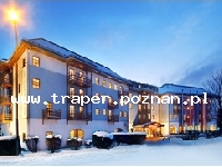 Hotel Alphotel **** dawny Austrotel Innsbruck czeka na Państwa, panuje w nim serdeczna atmosfera, przyjemne i jasne pokoje oraz najwyższa jakość usług. Hotel Alphotel jest wygodnie położony przy zjeżdzie z autostrady na Innsbruck Ost, posiada parking przy samym hotelu, co umożliwia bezproblemowy dojazd i wyjazd. Hotel Alphotel służy turystom, narciarzom i gościom wypoczywającym w Innsbrucku o wyższych wymaganiach oraz jako hotel na wyjazdy służbowe. Dzięki atrakcyjnemu położeniu i jakości usług jest znany daleko poza granicami Tyrolu. Do centrum olimpijskiego miasta Innsbrucka można w kilka minut dojechać samochodem lub komunikacją miejską. Do Centrum DEZ - największego centrum handlowego Tyrolu jest na tyle blisko że można do niego pospacerować. Na wycieczki w kraine tyrolskich gór lub na wyprawę skitouringowa do pobliskich ośrodków sportów zimowych można wybrać się własnym samochodem lub skorzystać ze specjalnych skibusów dla narciarzy czy autobusów dla turystów. Komfortowo, przytulnie i jasno. 136 jasne i przyjemne pokoje z pięknym widokiem na świat tyrolskich szczytów Patscherkofel i Nordkette zaprasza na zatrzymanie się Hotelu Alphotel Innsbruck. Wyposażenie pokoi: drewniane meble, minibar, TV kablowa, radio, telefon, sejf, stół/biurko, schowek na walizki, okna lub cześciowo balkony (60 pokoi). Wymarzony cel, dobre samopoczucie i beztroska. Drewniane meble, duże okna i typowe tyrolskie akcenty zestawione ze współczesnym, funkcjonalnym wyposażeniem - tak przywita Państwa lobby hotelowe. Taki styl prezentuje dalej cały hotel. Restauracja hotelowa zaprasza na rozkosze podniebienia we wnętrzu pełnym przestrzeni i swobody, natomiast hotelowy bar w lobby na przyjemne, relaksujące zakończenie dnia. Wyposażenie hotelu: restauracja hotelowa Alpin, bar hotelowy, 6 sal konferencyjnych na spotkania i imprezy do 200 osób, gratis parking przy hotelu, gratis Internet w hallu, pomieszczenie na narty w piwnicy, lobby, winda. Przyjemności, relaks i rozrywka. Urozmaicony i bogaty bufet śniadaniowy czeka na Państwa w restauracji hotelowej. Dania na ciepło i zimno, świeże owoce, szeroki wybór płatków śniadaniowych, jogurtów i różne rodzaje pieczywa gwarantują dobry początek dnia! Na kolacje szef kuchni przygotowuje dania kuchni austriackiej i międzynarodowej. Menu opiera o wybór dań z tradycyjnej kuchni tyrolskiej. Bar w lobby oferuje szeroki asortyment napojów i ciekawych koktajli. Polecamy sympatyczną atmosferę baru na przyjemne zakończenie dnia. Austria - Alpy.