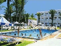 Hotel Club Esplanade w Monastirze położony jest około 200 m od centrum miasta-Mediny. Niedaleko (około 100m.) do piaszczystej plaży. Z hotelu rozciąga się przepiękny widok na morze i twierdzę Ribat oddaloną od hotelu ok 100 m.