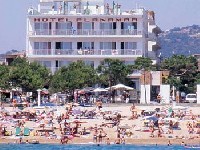 Hotel Planamar w Platja d Aro. Usytuowany tuż przy plaży, w atrakcyjnej części miejscowości Platja d’Aro, Hotel Planamar oferuje zakwaterowanie w odnowionych pokojach z łazienką i telewizorem oraz spokojną i przyjemną atmosferę. Hotel dysponuje basenem z jacuzzi oraz siłownią znajdującą się na jego najwyższym piętrze. Hiszpania