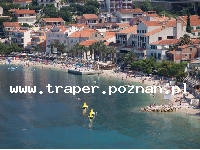 Podgora jest położona w południowej części Chorwacji, w Dalmacji, 10 km od Makarskiej. Znajduje się na Riwierze Makarskiej. Na turystów czekają malownicze plaże, krystalicznie czysta wo