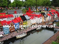 Billund to miasto położone w Danii, gdzie powstała firma zabawkarska Lego, założona przez Ole Kirk Christiansena. Tuta załozono również pierwszy park rozrywki Legoland, wesołe miasteczk