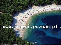 Primośten jest położony 40 km od Trogiru, między Śibenikiem a Splitem. Dzięki położeniu na dwu półwyspach możemy poznać wszystkie uroki nadadriatyckiej miejscowości. Stare miasteczk