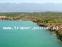 Vrsi to historyczna i spokojna wakacyjna miejscowość położona na półwyspie nad zatoką na skraju Nin i niedaleko Zadaru. Ładne plaże z zatoczkami sprzyjają dobremu wypoczynkowi z dala o