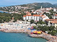 Novi Vinodolski to miejscowość wakacyjna położona nad brzegiem Adriatyku, w kilku zatoczkach. Rozłożona jest u stóp gór i naprzeciw Wyspy Krka. Chorwacja. Klimat śródziemno