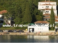 Omisalj jest położone na Wyspie Krk, to jedna z kilku miejscowości letniskowych na wyspie i najbliższa miejscowość od lotniska Rijeka. Znajduje się na zachodnim brzegu wyspy. Chorwacja.
