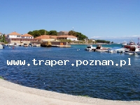 Wyspa Ugljan jest położona w Dalmacji, naprzeciw Zadaru. Ugljan posiada połączenie promowe z Biogradem i Zadarem. Nazwa wyspy pochodzi od oliwek i oliwy wytwarzanej tutaj od wieków. Na wysp
