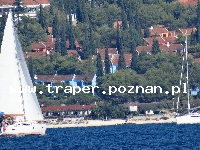 Trogir jest położony 20 km od Splitu. Chorwacja. Trogir to stare malownicze miasto śródziemnomorskie, położone na wyspie. Zabytkowa starówka z katedrą św. Lovro z romańskim porta