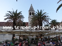 Trogir jest położony 20 km od Splitu. Chorwacja. Trogir to stare malownicze miasto śródziemnomorskie, położone na wyspie. Zabytkowa starówka z katedrą św. Lovro z romańskim porta