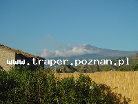 Sycylia, włoska wyspa położona najdalej na południu Włoch.  Sycylia słynie ze wspaniałych plaż i doskonałych win, z winorośli  uprawianych na specyficznej powulkanicznej glebie i malowniczych  miasteczek. Największą atrakcja jest wyprawa na wulkan Etna. Sycylia jest uważana za most łączący Europę z Afryką. W dawnych czasach była najważniejszym krajem świata antycznego. Do dzisiaj zachowało się wiele wspaniałych pozostałości cywilizacji: greckiej, bizantyjskiej, normandzkiej... Perełka Morza Śr&oacute;dziemnego, miejsce \