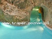 MiskolcTapolca jest położone w północno-wschodniej części Węgier blisko granicy ze Słowacją u podnóża Gór Bukowych, 180 km od Budapesztu. W Miskolctapolcy znajduje się jedyne w Europie kąpielisko termalne w jaskini krasowej Barlangfurdo. Na kilku poziomach znajdują się naturalne niecki z termalną wodą i wodospady oraz dwa baseny z temp. wody 32 i 34 C. Latem czynna jest część kąpieliska na świeżym powietrzu. Woda lecznicza jest polecana osobom ze schorzeniami reumatycznymi i chorobami narządów ruchu oraz działa kojąco na skołatane systemy nerwowe. Lecznicze powietrze jaskini jest polecane na dolegliwości układu oddechowego. W Miszkolctapolcy znajduje się 100 letni park, położony pomiędzy wzgórzami, na których kiedyś znajdowały się tłocznie gron winorośli, znajduje się tutaj również kąpielisko rekreacyjne, całoroczny tor saneczkowy i korty tenisowe. 5 km od Miszkolc Tapolcy można pojeździć konno. Okolice też są godne polecenia, można zwiedzić ruiny Zamku Diósgyor z XIII w. z wieloma impreami przez cały rok, odwiedzić romantyczne zakątki takie jak Lilafured i skorzystać z przejażdzki kolejką wąskotorową Erdoi. Po zwiedzeniu wiszących ogrodów w Lillafüred i zamku Diósgyőr nie sposób pominąć  Muzeum Morza Panońskiego, które jest integralną częścią Muzeum Ottó Hermanna.  Muzeum Morza Panońskiego w Miszkolcu oferuje zwiedzającym niezwykłą ekspozycję,  która skupia wykopaliska i skarby natury wyjątkowe nawet w skali światowej. Węgierskie Muzeum Techniki i Komunikacji Muzeum Massa i Pradawna Huta Fazola to jeszcze jedna atrakcja godna polecenia w Miszkolcu. W odległości 60 km znajduje się kilka bardzo interesujących miejscowości jak Eger i Tokaj a do 100 km znajdują się kolejne miejsca warte odwiedzenia ...