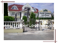 Family Clubhotel **** w Hajduszoboszlo, Węgry. Elegancki hotel z ogrodem, grill i taras do opalania, baseny, sauny, komory parowe, sale fitness, punkt odnowy biologicznej, restauracja, ogródek piwny, 36 pokoi dwuosobowych z możliwością dostawki i 22 apartamentów czeka na gości, którzy wymagają wysokiej jakości za rozsądną cenę w dowolnym okresie roku. Wszystkie pokoje są klimatyzowane, posiadają duże łazienki i są wyposażone w telefon, radio, lodówkę, sejf i telewizję satelitarną. Restauracja Family Clubhotelu oferuje specjały kuchni węgierskiej i międzynarodowej.