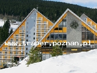 Hotel Clarion Spindleruv Mlyn **** w Szpindlerowym Młynie jest pięknie położony na początku miejscowości w dolinie z dobrymi warunkami narciarskimi i wyciągiem krzesełkowym Labska. Hotel Spindleruv Mlyn znajduje się blisko drogi dojazdowej z Vrchlabi do osady Labská - Špindlerův Mlýn. Hotel Spindleruv Mlyn oferuje przez cały rok zakwaterowanie w pokojach z łazienkami o standardzie czterogwiazdkowym i dodatkowe usługi typu basen, jacuzzi, sauna, fitness, kącik dla dzieci. Hotel jest malowniczo położony w otoczeniu Karkonoskiego Parku Narodowego, w sąsiedztwie zbiornika wodnego i zabytkowej tamy na rzece Łabie, najwyżej położonego zbiornika wodnego w Czechach. Jest idealnym miejscem dla narciarzy, wczasowiczów, rodzin z dziećmi oraz dla turystów zimą i latem, którzy wybierają się na trasy górskie Karkonoszy.
 