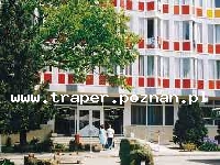 Hotel In *** w Hajduszoboszló słynie ze swojego wspaniałego położenia, bezpośrednio przy tętniącym życiem deptaku, zwłaszcza wieczorami licznie odwiedzanym oraz obok kąpieliska Hungarospa i centrum uzdrowiskowym miejscowości. Goście mają do dyspozycji restaurację hotelową i standardowe pokoje trzygwiazdkowe. Tani Hotel In zapewnia niezbędne minimum dla wypoczynku, kuracji i krótkich pobytów przez cały rok. Węgry