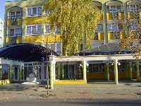 Hotel Rudolf *** w Hajduszoboszlo położony jest w uzdrowiskowo-rozrywkowej części miasta, przy głównym deptaku i niedaleko od kompleksu basenów uzdrowiskowych Kąpieliska Hungarospa. W Hotelu Rudolf znajdują się baseny otwarte i kryte, basen z bąbelkami, sauny fińska i parowa. Smaczne posiłki serwuje restauracja hotelowa. Czterokondygnacyjny budynek z atmosferą śródziemnomorską posiada windy. W Hotelu Rudolf znajduje się 37 dwusobowych pokoi z łazienką, 6 apartamentów, 5 pokoi rodzinnych (trzy łóżka) i 2 apartamenty rodzinne. Dla wygody gości w pokojach jest telewizor, lodówka, minibar oraz telefon. Łazienki wyposażone są w kabiny prysznicowe z panelami do hydromasażu i suszarkę. Pokoje rodzinne przygotowane są dla trzech osób a apartamenty są dwupokojowe. Kameralny hotel sporo oferuje za umiarkowaną cenę, należy do tańszych hoteli działających w Hajduszoboszló. Węgry.