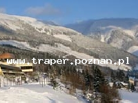 Hotel Horal **** w Szpindlerowym Młynie znajduje się na zboczu grzebienia Kozí Hřbety na wysokości 900 m w pobliżu kompleksu narciarskiego Svatý Petr. Hotel Horal zapewnia wszelkie świadczenia potrzebne do dobrego wypoczynku, na miejscu oprócz restauracji, baru, piwiarni i winiarni jest basen z jacuzzi i sauną oraz możliowość pogrania w tenisa pod dachem i nawet w okresie zimową uruchamiane jest lodowisko. Oprócz oferty dla narciarzy zjazdowych jest idealnym punktem wyjścia na zimowe trasy biegowe jak i dla turystyki pieszej latem po grzebieniach Karkonoszy. Czechy