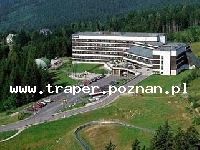 Hotel HARMONY **** w Szpindlerowym Młynie znajduje się blisko Medvedina, niedaleko centrum. Pokoje z łazienką, TVSAT. Restauracja działa na zasadzie szwedzkiego stołu. W hotelu jest basen z whirpoolem, 2 sauny, 2 kryte korty, squash, ping-pong, fitness, kręgielnia, wypożyczalnia sprzętu narciarskiego, wyciąg narciarski obok hotelu. Karkonosze - Czechy. Hotel został wybudowany w 1989 roku a w 2007 roku przeszedł kompletną modernizację części mieszkalnej. Hotel Harmony oferuje swoim gościom wysokiej jakości serwis i przyjemne otoczenie. Idealne położenie hotelu wraz z jego wyposażeniem uczyniło z hotelu jednego z najważniejszych i najwyższej jakości dostawcę usług noclegowych, gastronomicznych i innych. Cieszy się dużą popularnością u wszystkich gości odwiedzających  Szpindlerowy Młyn i pomimo dość wysokich cen nieżadko brak w nim miejsc.Liczba miejsc w hotelu - całkowita liczba pokoi w hotelu wynosi 103:
• 5 jednoosobowych • 80 dwuosobowych• 3 czteroosobowe • 3 czteroosobowe dzielone• 4 studia • 5 apartament • 1 apartament LUX Całkowita liczba miejsc wynosi 213 w podstawowym ustawieniu. Można ją rozszerzyć o ok. 40 dostawek.
Wyposażenie pokoi: wszystkie pokoje posiadają - własne urządzenia sanitarne - telewizor z odbiorem programów satelitarnych - kanał video - radio i telefon z wykręcaniem bezpośrednim - apartament i pokoje typu \'bussiness\' posiadają też mini barem
Check in po godzinie 14:00 Check out do godziny 12:00W pomieszczeniach hotelu oprócz normalnych rautów, przyjęć, bankietów, bali i innych imprez towarzyskich można organizować również imprezy ogrodowe na zewnątrz, świniobicia i inne imprezy kulinarne, piwne festyny, party z grillem, przyjacielskie spotkania przy ognisku i inne ...Restauracja bufetowa (1 piętro): Restauracja oferuje śniadania w formie bufetu w godzinach od 7.00 do 10.00 i kolacje w godzinach od 18.00 do 21.00 dla gości, którzy zdecydują się na dwa posiłki dziennie. Kolacje są też w formie bogatego bufetu szwedzkiego. W miesiącach letnich jest rozszerzona o taras hotelowy z przepięknym widokiem.Harmony restaurant i bar (2. piętro): czynna codziennie od 12.00 do 02.00W jadłospisie znajdziesz specjalności kuchni krajowej i międzynarodowej, bogatą ofertę win markowych i archiwalnych. W przyjemnym otoczeniu jest oczywistością dobra obsługa. Hotel oferuje wybór potraw mącznych i pucharów lodowych oraz napoje bezalkoholowe, alkoholowe i mieszane. Kompletną ofertę restauracji Harmony dopełnia piwnica winna, która dzięki swojej niepowtarzalnej atmosferze jest idealnym miejscem do degustacji pod nadzorem specjalisty.Lounge bar z internet café (1 piętro): czynny codziennie w godzinach od 9.00 do 21.00Klasyczna kawiarnia kombinowana z barem dziennym, gdzie jest między innymi asortyment napojów orientowany na serwowanie whisky szkockiej, irlandzkiej i amerykańskiej, mieszanych drinków alkoholowych i bezalkoholowych, kawy z ekspresu oraz innych rodzajów kawy, gorącej czekolady oraz wybór dobrych herbat. Znajdziemy tu też codziennie świeże desery. Lounge Bar służy też jako internet café.Grill:Znajduje się w tylnej części hotelu. Jego częścią są dwa otwarte ogniska i stylowe drewniane zadaszenie ze stołami i ławami. Następny mini grill jest na tarasie letnim przed hotelem.Usługi kongresowe:Hotel oferuje pomieszczenia kongresowe z zapleczem technicznym, umożliwiające organizowanie różnych krajowych i międzynarodowych imprez i akcji firmowych. Wszystkie sale obrad posiadają podstawową technikę projekcyjną, ewentualnie aparaturę nagłaśniającą. Mogą być rozwiązane przestrzennie na wiele sposobów.