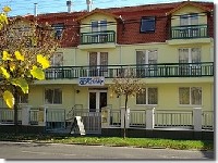 Hotel Kristály *** znajduje się w wypoczynkowej dzielnicy Hajdúszoboszló, blisko miejskiego kąpieliska uzdrowiskowego i centrum. Hotel zostal wybudowany w 2006 roku. Posiada 31 pokoji 2 osobowych, 1 apartament i jeden pokój rodzinny 2+2 osobowy. Do większości dwuosobowych pokoji ma możliwość dostawki. Glówne wejście Hotel Kristály *** znajduje się przy ulicy Bányász. Pokoje są wyposażone w łazienki z prysznicem albo wanną, oraz w telewizory z kanałami satelitarnymi. Węgry.