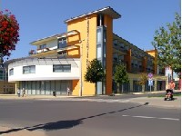 Hunguest Hotel Aqua-Sol **** w Hajduszoboszlo polecamy wszystkim bez względu na zasobność portfela. Hunguest Hotel Aqua-Sol należy do nielicznych hoteli w Hajduszoboszló posiadających bezpośrednie wejście na kąpielisko Hungarospa, z nieograniczoną ilością wejść na kąpielisko oraz z możliwością korzystania z dobroczynnych właściwości wody termalnej przez cały rok i z atrakcji parku wodnych bajerów Aqua Palace, w którym znajduje się wiele basenów z różnymi atrakcjami, baseny termalne z wodą leczniczą, basen do popływania, baseny dla dzieci, zjeżdżalnie i wiele innych atrakcji. Standard zakwaterowania i serwis hotelowy wart jest poniesionych kosztów na pobyt w nowym budynku z ładnymi meblami, z sympatyczną restauracją, basenem hotelowym z jacuzzi, saunami i grotą solną. Polecam dobrą kuchnię hotelową serwującą dania kuchni węgierskiej, międzynarodowej oraz potrawy dietetyczne, popołudniową kawę z ciastkiem, jeśli tego mało to jest jeszcze kawiarenka - barek z dobrymi tortami. Goście Hunguest Hotelu Aqua-Sol **** mają możliwość bezpośredniego wejścia do miejskiego kąpieliska termalnego praktycznie z pokoju w płaszczu kąpielowym przygotowanym dla każdego gościa, kąpieliska z basenami rekreacyjnymi, z falami, pływackimi i do Parku Wodnego Aqua Palace. Samochód można zostawić odpłatnie na parkingu hotelowym za szlabanem. Pokoje z łazienką wyposażono w klimatyzację, podłączenie do internetu, TVSAT(HBO) i minibar. W Hunguest Hotelu Aqua-Sol większość pokoi posiada balkon, taras lub loggię. W Hunguest Hotelu Aqua-Sol można również skorzystać z pokoju dla alergików. Hunguest Hotel Aqua Sol jest położony w samym sercu Hajduszoboszló obok części sanatoryjno leczniczej i rekreacyjnej kąpieliska miejskiego Hungarospa i w centrum oraz jako pierwszy budynek hotelowy znajdujący się przy deptaku. Dla gości poszukających spokojniejszej okolicy w sezonie letnim polecamy hotele bardziej oddalone od kąpieliska i centrum. Dla wszystkich przygotowaliśmy specjalne najniższe promocyjne ceny. Węgry