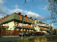 Hotel Hajnal *** to nowy obiekt, położony w dzielnicy wypoczynkowej Mezokovesd, blisko kąpieliska Zsori. Hotel Hajnal posiada własny basen z wodą termalną czynny przez cały rok, mozna skorzystać z wielu możliwości zabiegów leczniczych i relaksacyjnych oraz z atrakcji wellness i fitness. W mieszczącej 120 osób restauracji serwujemy dania kuchni węgierskiej, wegetariańskie, diabetyczne. Dział leczniczy Hotelu Hajnal jest wyjątkowo dobrze zaopatrzony we wszelkie niezbędne urządzenia. Wbrew powszechnie utartej opinii masaże i kąpiele służą nie tylko leczeniu, ale również profilaktyce i zapewnieniu przyjemnego odpoczynku. Nawet dwudziestolatkom dostarczą niepowtarzalnych wrażeń i wspaniałego odświeżenia. Zabiegi lecznicze przeprowadane są pod stałą opieką lekarską, można tutaj leczyć schorzenia układu kostno-szkieletowego, narządów wewnętrznych, poddawać się zabiegom rehabilitacyjnym czy też prewencyjnym.  W Hotelu Hajnal czekają na Państwa: czterokomorowe zabiegi galwaniczne, zabiegi prądem interferencyjnym, elektrostymulator, ultrasonograf, prąd galwaniczny, prąd pobudzający. Magnetoterapia, kąpiele kwasowęglowe, bicze wodne. Wyciągi dwufunkcyjne: wyciąg z kąpielą wirową, wyciąg z kąpielą galwaniczną, wyciąg z kąpielą kwasowęglową. Okłady borowinowe. Programy masażu: Masaż jest lekiem dla duszy i ciała, a jednocześnie źródłem beztroskiego relaksu i odświeżenia: Odprężający masaż szwedzki, masaż klatki piersiowej, brzucha, stóp i twarzy, masaż leczniczy, masaż tajlandzki, masaż chiński, miodowy masaż rosyjsko-tybetański. W piwnicach są do dyspozycji gości sauna, jacuzzi, grota solna, siłownia, kabina infra-red, terapia aromatyczna i świetlna.
 