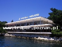 Hotel Lavanda *** jest położony na wyspie Hvar, w miejscowości Stari Grad, w Chorwacji. Hotel Lavanda został ostatnio odnowiony i działa jako Hotel Lavanda ***, położony jest na cyplu wychodzącym w morze, naprzeciwko centrum. Oddalony około 800 m od centrum miejscowości. Do dyspozycji gości: basen, recepcja (sejf za dodatkową opłatą), pomieszczenie klubowe, bar, jadalnia. Leżaki i parasole oraz wypożyczalnia sprzętu wodnego dostępne na plaży za opłatą.