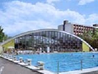 Hunguest Hotel Beke **** w Hajduszoboszlo, na Węgrzech. Hunguest Hotel Beke położony jest na dużym zielonym własnym ogrodzonym terenie, przy deptaku, blisko kąpieliska Hungarospa i centrum. Przeszedł ostatnio gruntowny szlif, otrzymując czwartą gwiazdkę za nowe aranżacje w pokojach oraz na kąpielisku termalnym. Wszystkie pokoje w Hunguest Hotelu Beke posiadają balkony i wyposażone są w telefony z linią bezpośrednią, mini barek oraz telewizor, zapewniający możliwość odbioru programów satelitarnych. Do dyspozycji gości cierpiących na alergię przygotowano pokoje z parkietem. Liczba pokoi: 200; w tym 10 apartamentów, 160 pokoi dwuosobowych i 30 pokoi jednoosobowych. Wśród pokoi dwuosobowych 30 posiada możliwość dostawki, przeznaczonej dla dziecka. Usługi: telefon, telefaks, fotokopiarka, sejf, zamykany parking, pralnia tradycyjna i czyszczalnia chemiczna, fryzjer, kosmetyka, pedikiur, manikiur, bioenergoterapeuta, apteka, biofitoteka, butik z odzieżą, hostess, sauna, solarium. Woda o temperaturze 73 C, tryskająca na powierzchnię z głębokości 1100 metrów, bogata jest w chlorek sodu, jod i brom, dzięki czemu wykorzystywana jest w leczeniu m. in. schorzeń narządów ruchu. Stosowana w kuracjach kąpielowych i do inhalacji daje dobre skutki w leczeniu licznych chorób narządów wewnętrznych, skórnych oraz schorzeń kobiecych. Hunguest Hotel Beke posiada własne oddziały kąpieliska i lecznictwa, które połączone są z hotelowym skrzydłem. Procesowi powrotu gości do zdrowia służą tu dwa baseny kryte i jeden basen odkryty, wszystkie z wodą termalną, oferujące także wodne artakcje oraz liczne usługi zabiegów balneoterapii i fizykoterapii. Możliwość korzystania z zabiegów możliwa jest na podstawie skierowania lekarskiego. W Hunguest Hotelu Beke działa sanatorium, zabiegi, badania lekarskie, masaże, balneoterapia, fizykoterapia, terapia solna i terapia świetlna.