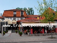 Hotel Park Ambrozia *** w Hajduszoboszlo jest położony ok. 150 m od miejskiego kąpieliska Hungarospa, został wkomponowany w zielone otoczenie, latem tonący w kwiatach.  Niewielki hotel, wyglądający bardzo sympatycznie, posiada 35 pokoi. Pokoje 2-osobowe z łazienką i WC. W każdym pokoju znajduje się telewizor. W hotelu znajduje się mała restauracja z czynnym w sezonie tarasem i nastrojowo urządzona kawiarnia oraz basen. Sport i rozrywkę można rozpocząć od spaceru po deptaku, przy którym znajduje się hotel, pograć w tenisa ziemnego na pobliskich kortach, i oczywiście skorzystać z bogatej oferty kapielowej i sportowej na kąpielisku miejskim, położonym na 25 ha z plażą, basen z falami, Aqua Park oraz Aqua Palace. Węgry