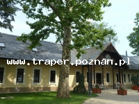 Fürdőház Fürdő, Pazár István tervei alapján, már vízvezetékes rendszerrel, 8 szobával és 6 káddal 1911-től működött, majd 30 év viszontagságai után 2000-ben nyílt meg újra a gyógyulni és pihenni vágyók előtt.
Ez a gyöngyszem Sóstó egyik legrégibb emléke, innen gyökerezik a területre jellemző fürdőkultúra kialakulása. Már az 1700-as évek végén is az egészséget szolgálta, igaz még kezdetleges formában, mindössze négy tölgyfakáddal. Aztán fokozatosan fejlődött sóstóval egyetemben, hol fényes, hol kevésbé fényes időket megélve. Több néven is ismerhetjük: Kádfürdő, Fürdőház, Fürdőház Panzió, most pedig egy újabb lépéssel vagyunk előrébb, hiszen 2013. júniusától kezdve Hotel Fürdőház-ként említhetjük büszkén!
A földszinten új helyre került a recepció és a kávézó, helyet kapott egy melegítő konyha, egy új étkező és egy társalgó, pihenő rész is. A tetőtérben kialakított hotelben 14 kétágyas szoba, 2 háromágyas, családok részére pedig 2 apartman áll rendelkezésre, melyek a tervezésnek köszönhetően tágasabbak lettek. A bútorzat, a design, a fürdőszobák is immáron megfelelnek a mai kor színvonalának és elvárásainak.
A háromcsillagos hotel előtt parkoló található, amelyet vendégeink térítésmentesen vehetnek igénybe. Az egykori kabinok helyét - amelyekben a tó termálvizével töltött fakádak álltak - ma gyógyvizes medence, pezsgőfürdő, szauna foglalja el. A gyógyvíz mellett a frissítő - és gyógymasszázs is jó hatással van a szervezetre. A fürdőrészleg szolgáltatásait a hotel vendégei részére ingyenesek.
Az épülettel szemben áll a helyreállított régi víztorony, amelyben információs iroda működik. Sóstón több étterem, zenés szórakozóhely található, de a város közelsége és jó megközelíthetősége alkalmat ad arra, hogy egy séta során Nyíregyháza nappali és éjszakai életével is megismerkedjünk.
A megújult Hotel Fürdőház*** -ban a wellness rész is, mely egy frekventált pontja az épületnek. A régi, kihasználatlan szolárium szobát sóbarlanggá alakították, mely fényterápiás elemmel kombinálva szintén az egészség megőrzését szolgálja.
Sóstófürdő - Nyiregyhaza