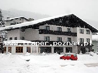 Hotel Schladmingerhof *** w Schladming jest położony blisko stacji narciarskiej Planai, przy hotelu znajduje się przystanek Ski- busa. Hotel oferuje zakwaterowanie w pokojach dwuosobowych z możliwością jednej lub dwóch dostawek. Wszystkie pokoje posiadają łazienkę, telefon, TV-Sat. Większość pokoi posiada balkon. Austria.