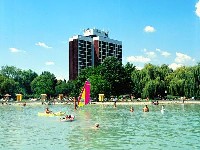 Hotel Marina ***  w Balatonfured, all inclusive z Beach Party, cudowną okolicą i dogodnym położeniem, wyśmienitą kuchnią węgierską i międzynarodową, napojami również alkoholowymi jest nie tylko hotelem ale ośrodkiem wczasowym, nawet więcej po prostu mini wakacyjną wioską najsłynniejszą w Balatonfured, może nad całym Balatonem. Hotel Marina mieści się bezpośrednio na brzegu Balatonu, jest otoczony zielenią, znajduje się na terenie dużego parku. Z Hotelu Marina rozpościera się piękna panorama Balatonu i Półwyspu Tihany. W Hotelu Marina wygodę gości zapewniają dobrze wyposażone pokoje i apartamenty, własna restauracja i plaża z laguną dla dzieci. Wyśmienita kuchnia serwuje przez cały dzień smaczne dania przygotowywane przez kucharzy Hotelu Marina w ramach all inclusive oprócz dań głównych można skorzystać z przekąsek, specjałów cukierniczych i oczywiście z miejscowych trunków bez ograniczenia. Własna plaża z parasolami słonecznymi i leżakami, plac zabaw, programy i animacje dla dzieci, boiska sportowe i odpłatnie wypożyczalnie sprzętu wodnego, windsurfing, kajaki, narty wodne, rowery wodne, żaglówki, konie, tenis, mini golf i gokarty, kryty basen, sauna i masaże, rowery i samochody. Okolica posiadająca wiele walorów krajoznawczych, z zamkami, klasztorem, winnicami zaprasza na trasy turystyczne. To po prostu rodzinne wakacje all inclusive dla łasuchów i lubiących ruch. Węgry